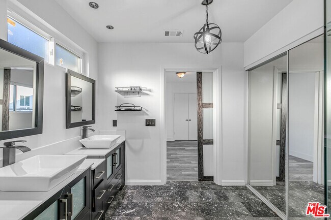 Building Photo - 13536 Hamlin St