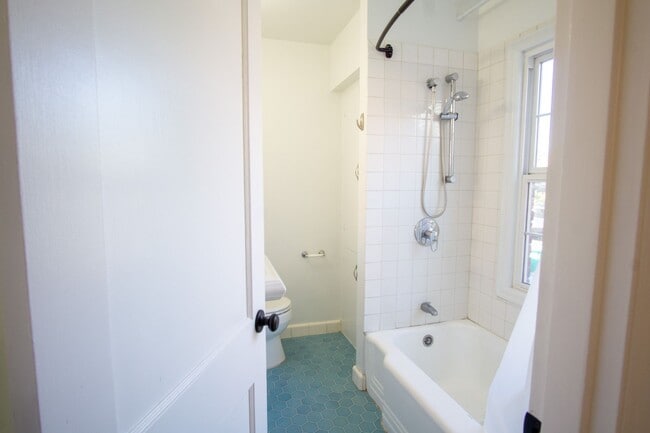 Building Photo - Fabulous Vintage 1-Bedroom Across the Street from Laurelhurst Park!