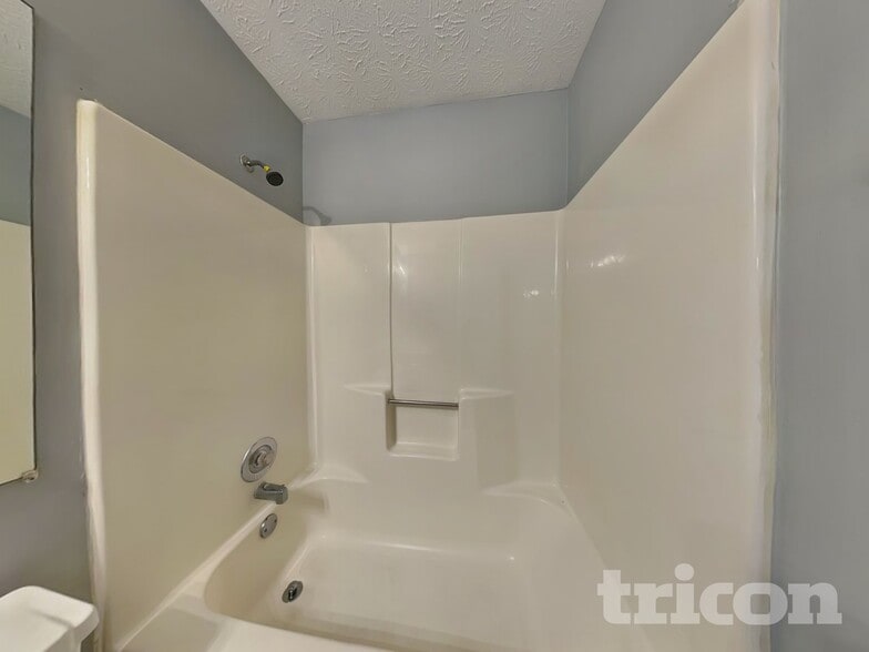 Building Photo - 1831 Commonwealth Dr