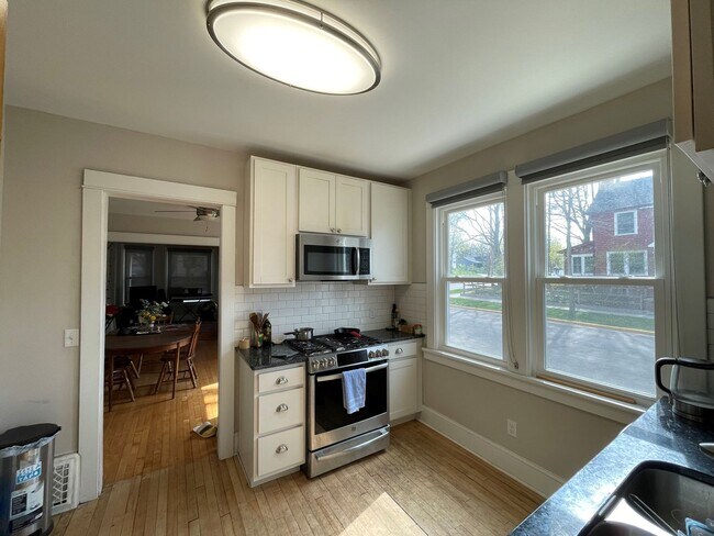 Building Photo - Updated 2 Bedroom + Den House in Downtown Madison!