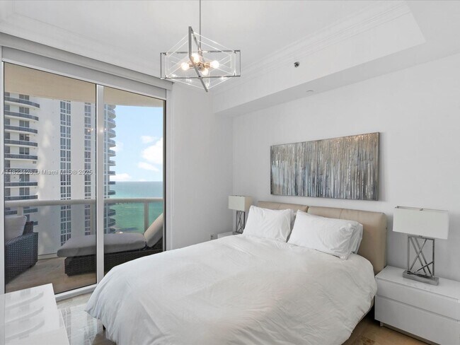 Building Photo - 15901 Collins Ave