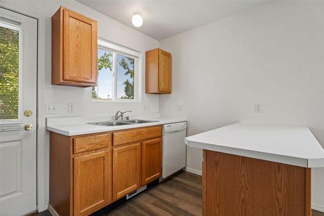 Building Photo - 814