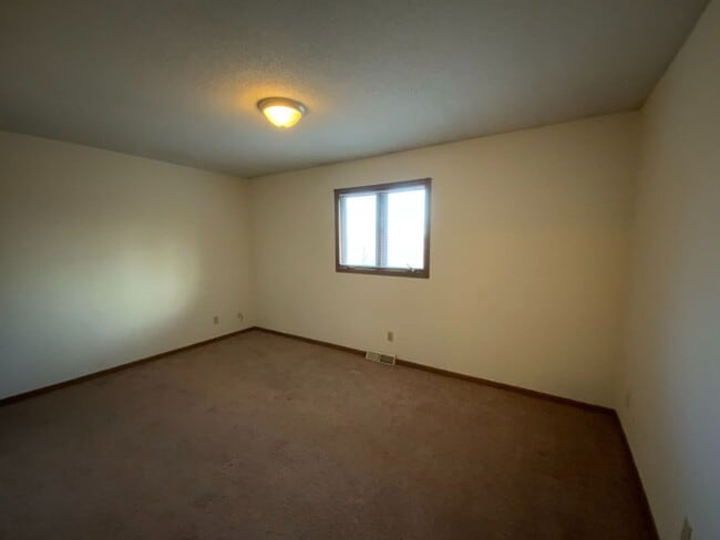 Building Photo - 4 Bedroom 3 Bath Condo