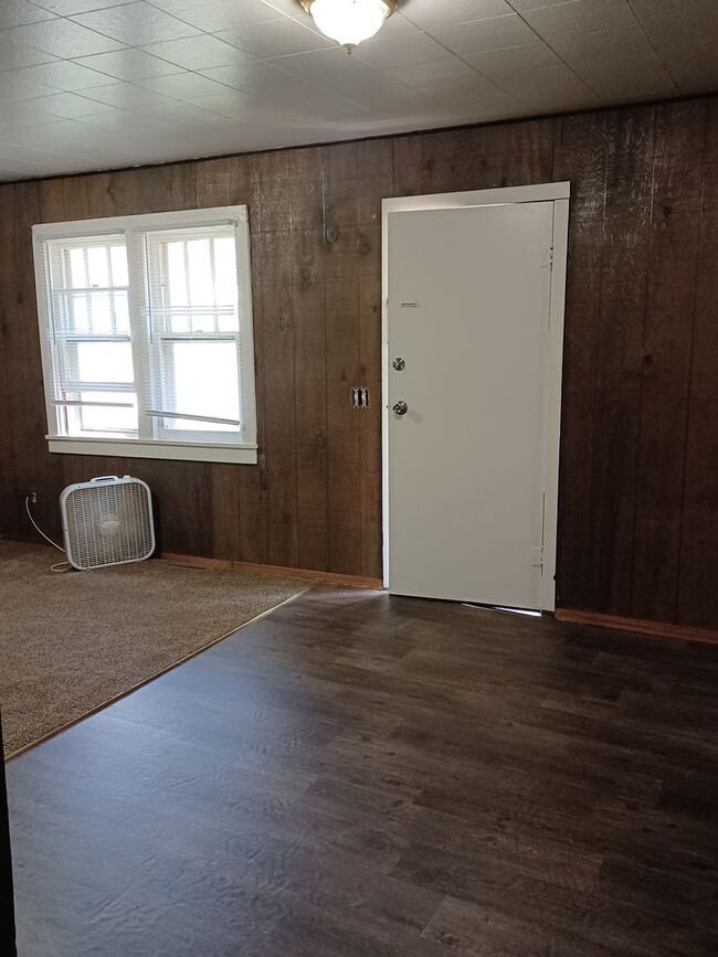 Building Photo - Cute 2 bedroom home
