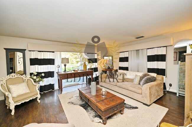 Building Photo - 360 E Terrace Ave