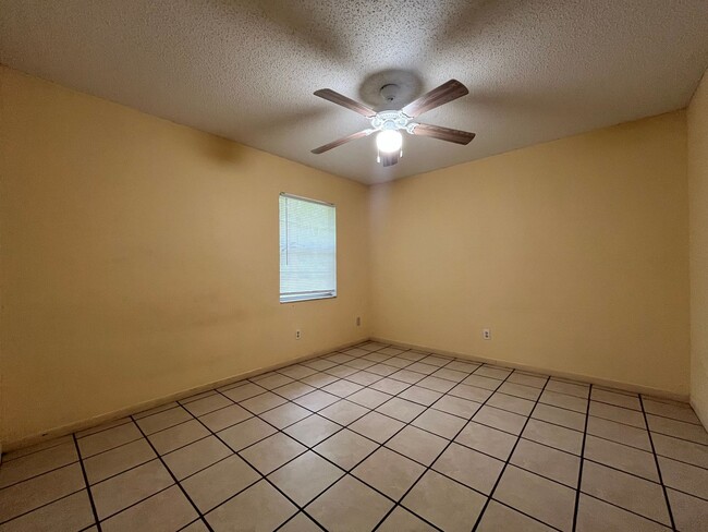 Building Photo - 2 bed/2 bath in Lakeland!