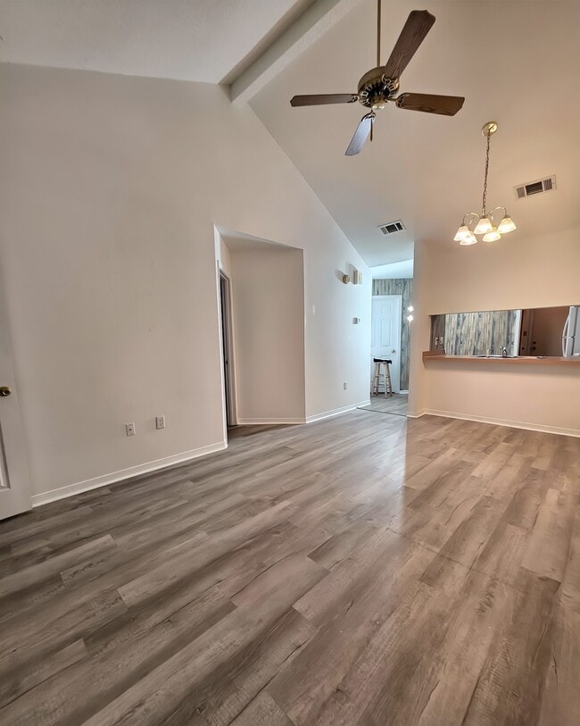 Building Photo - 8 Viking Dr NW