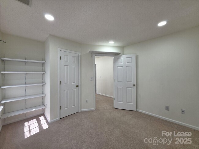 Building Photo - 7106 Spring Creek Ln