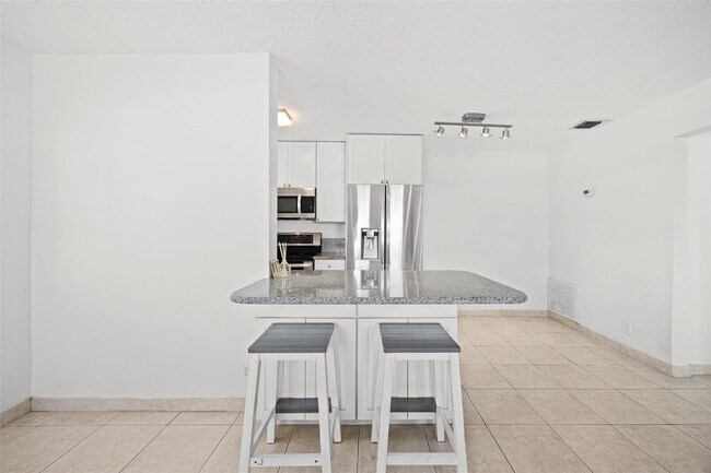 Building Photo - 2131 N Ocean Blvd