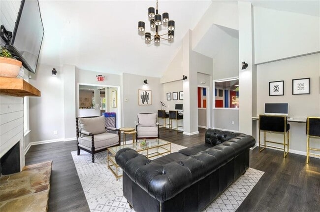 Building Photo - 670 Thornton Rd