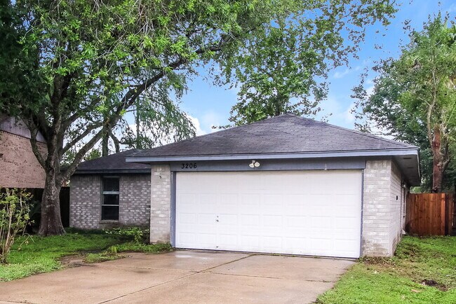 Building Photo - 3206 Teakwood Cir