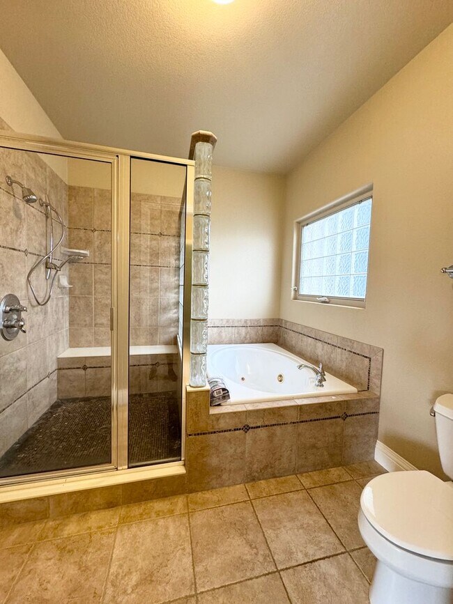 Building Photo - Stunning Executive 4 Bedroom 2 Bath Home in Northwest Loveland - 3-Car Garage!