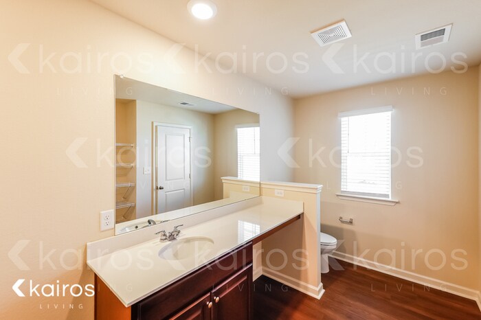 Building Photo - 2027 Discovery Dr