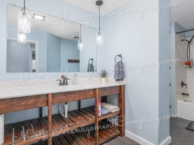 Building Photo - 906 S Barrett Ave