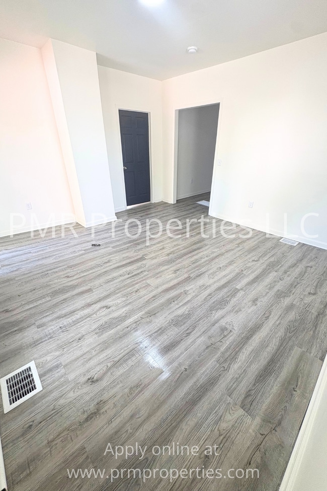 Building Photo - 3 Bedrooms / 1 Bathroom House