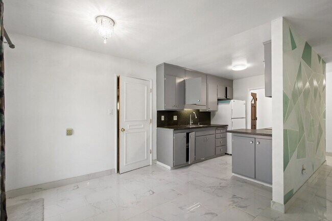 Building Photo - Old East Davis Rental with Spacious Yard, Bonus Room & Easy Bike Access to UC Davis