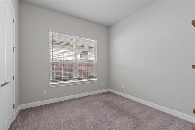 Building Photo - 4660 Katherine Dr