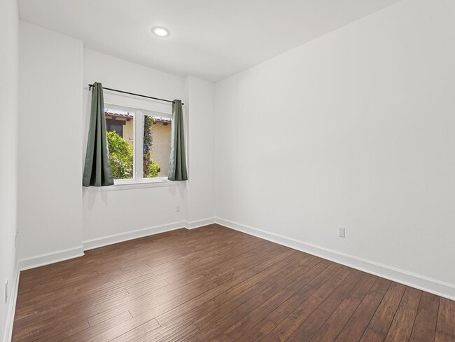 Building Photo - 3210 N Ardmore Ave