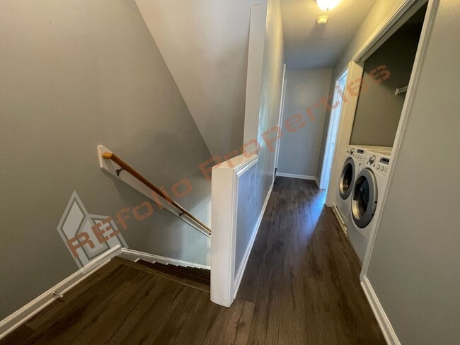 Building Photo - Great Location! 3 Story, 3 Bedrooms, 3.5 B...