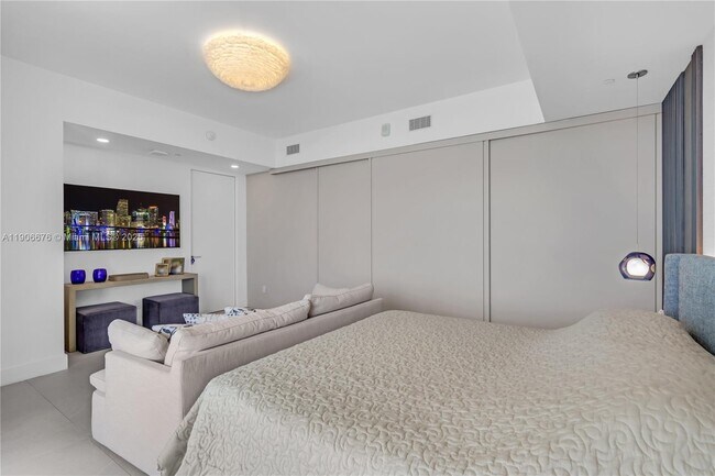 Building Photo - 18975 Collins Ave