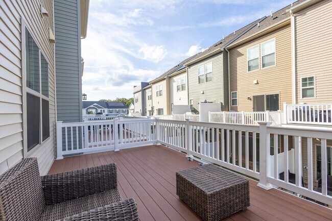 Building Photo - Lovely 3 BR/2.5 BA EOG Townhome in Glen Bu...