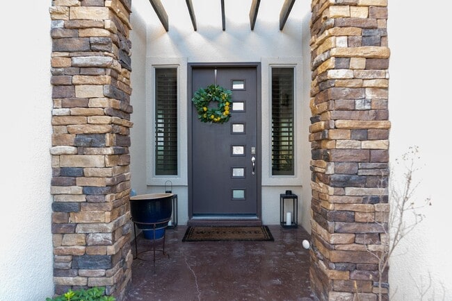 Building Photo - Stunning 4 bedroom, 2,5 bath home in West ...