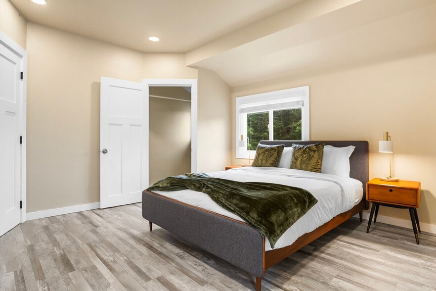 Building Photo - 914 16th Ave