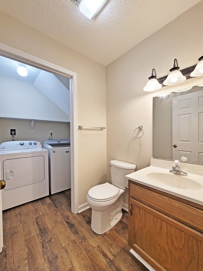 Building Photo - 807B Edgemont Terrace SW