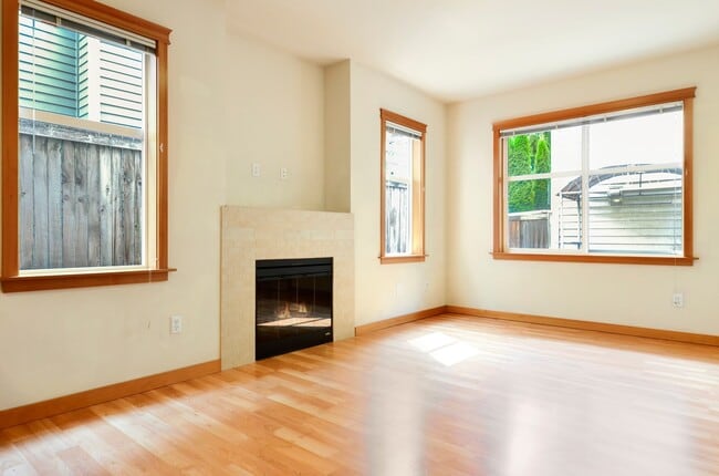 Building Photo - Updated Townhouse Near Fauntleroy Park with Private Suites and Parking