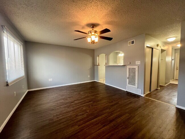 Building Photo - 2567 Rainbow Dr