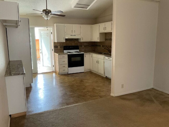 Building Photo - Beautiful Townhome in nice neighborhood - ...