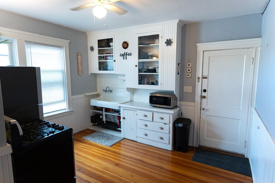 Building Photo - 412 Taunton Ave