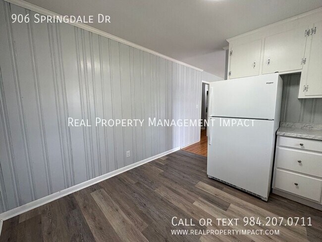 Building Photo - 906 Springdale Dr