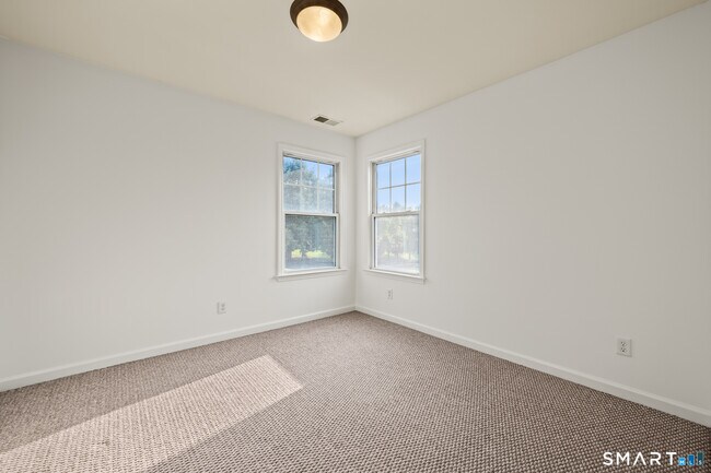 Building Photo - 5 Rolling Hills Dr