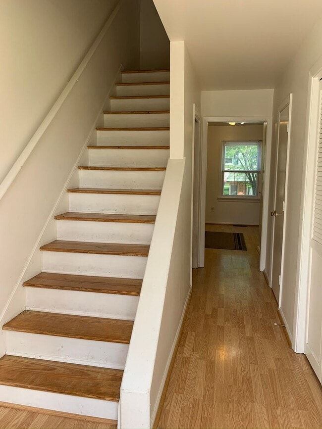 Building Photo - End Townhome In Oak Manor Community