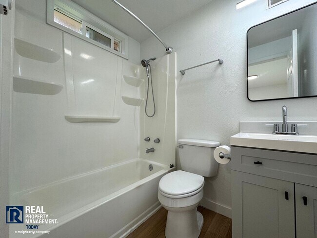 Building Photo - Renovated 1BR w/ Patio, Yard Access & Pet-Friendly Living!