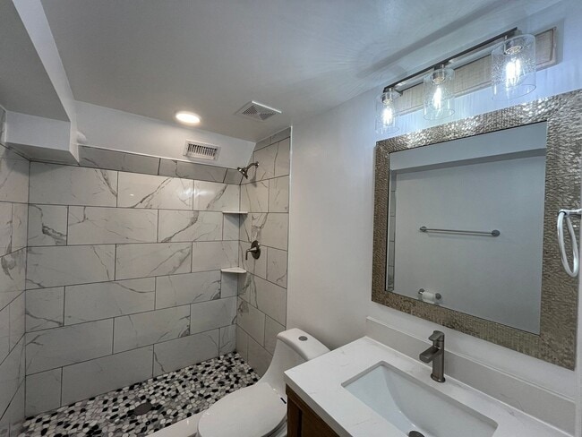 Building Photo - Modern 2BD*, 2BA with 3rd Bonus Room Near Downtown Durham with Assigned Off-Street Parking and Ba...