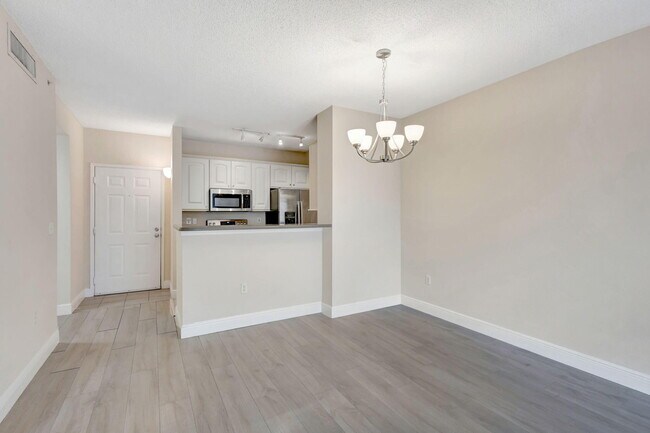 Building Photo - 780 S Sapodilla Ave