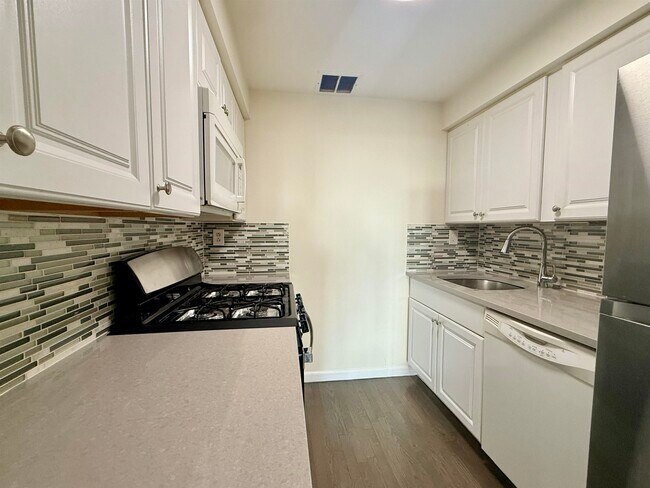 Building Photo - 205 10th St