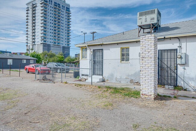 Building Photo - Charming & Convenient Living in the Heart of Downtown Las Vegas