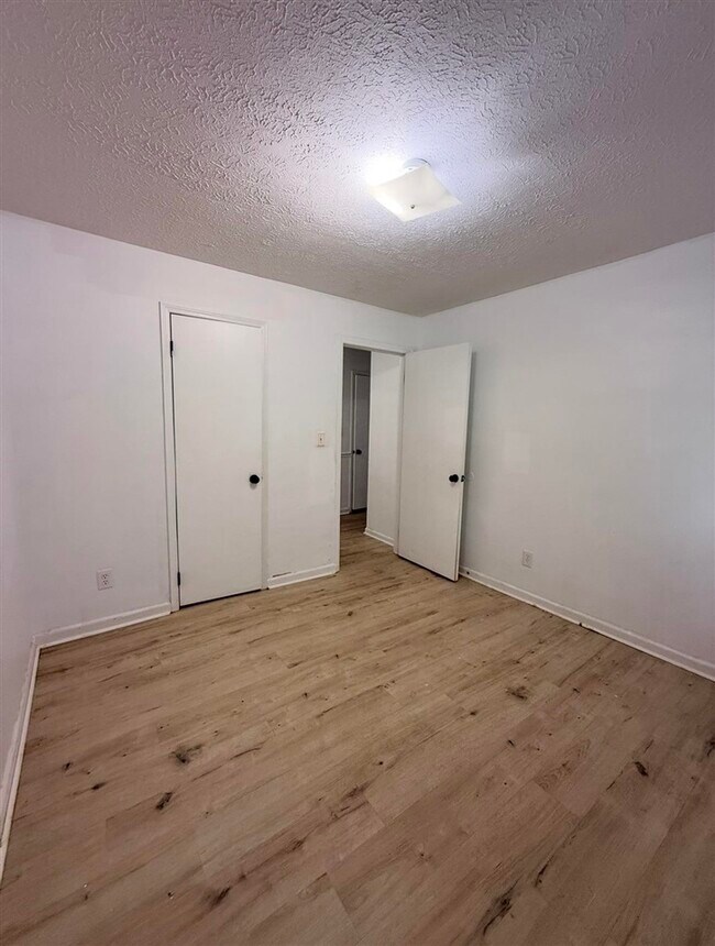 Building Photo - 806 Shawnee Way