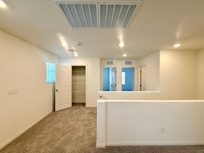 Building Photo - Modern 3BR Home - Prime Location