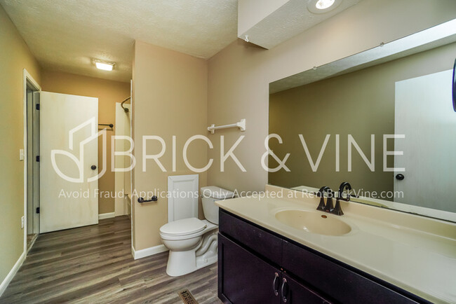 Building Photo - 463 Sherwood Downs S