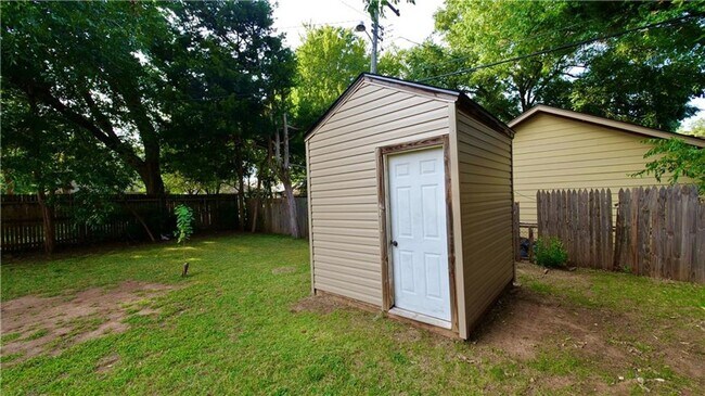 Building Photo - Beautifully Remodeled 4 Bedroom Home near ...