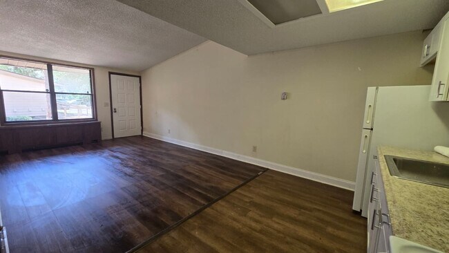 Building Photo - Fully Renovated 1/1 Available for Immediat...