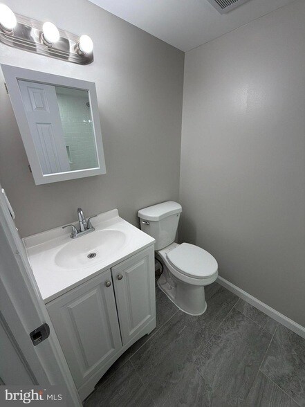 Building Photo - 229 Endsleigh Ave