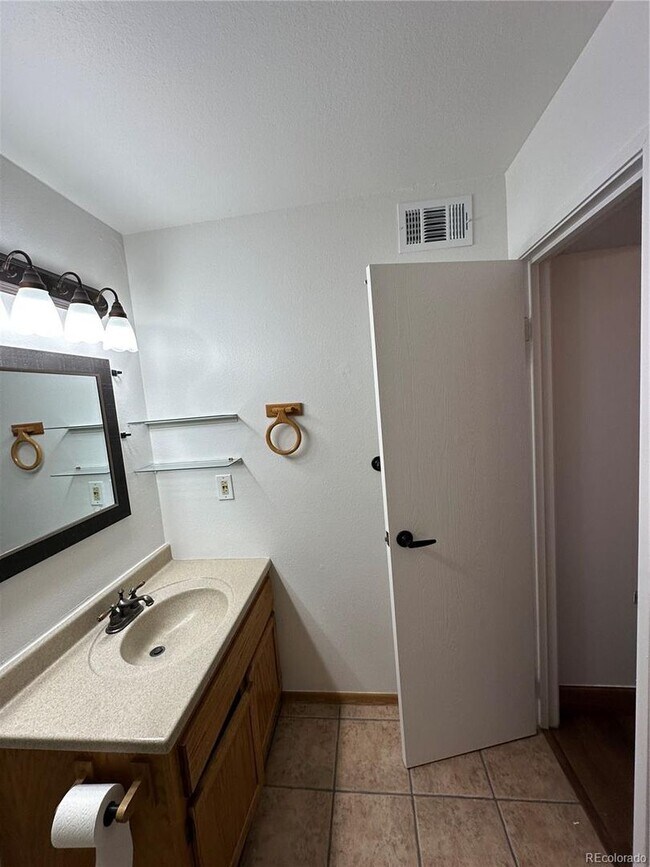 Building Photo - LOCATION LOCATION!! Newly updated 1-bed, 1...