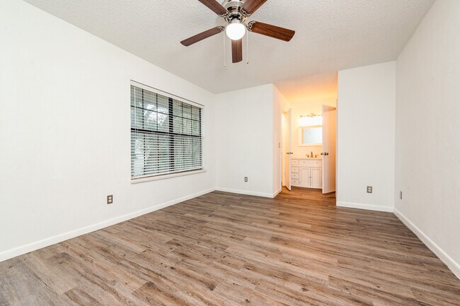 Building Photo - 9 Oakwood Park