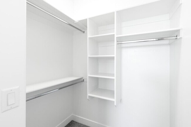 Building Photo - 2680 E Wake Frst Ln