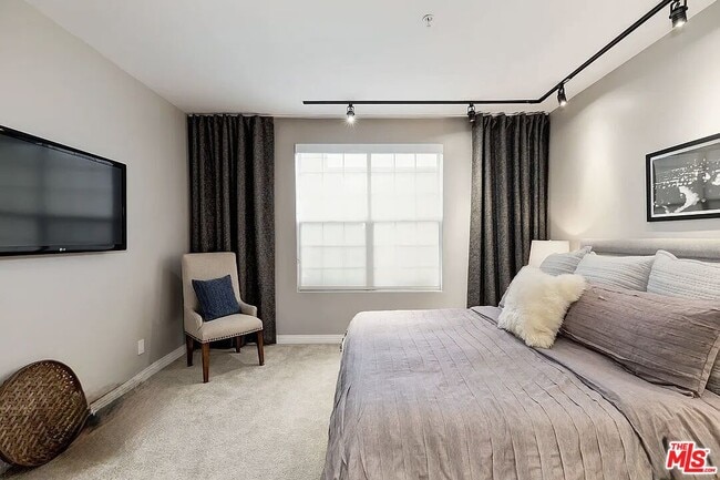 Building Photo - 930 N Doheny Dr